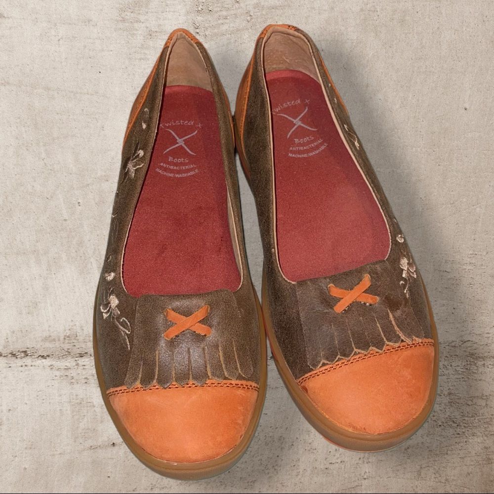 NWOT Twisted X leather flats with embroidered floral scroll
